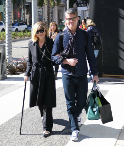 GOD STØTTE: Selma Blair er avhengig av stokk etter diagnosen. Her er hun fotografert ute i Los Angeles med kjæresten David Price. Foto: NTB scanpix GOD STØTTE: Selma Blair er avhengig av stokk etter diagnosen. Her er hun fotografert ute i Los Angeles med kjæresten David Price. Foto: NTB scanpix